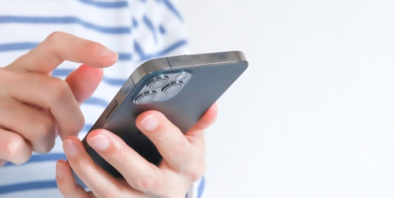 スマートホンを操作している手元