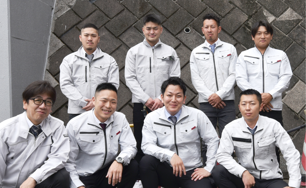 スタッフ8名の集合写真